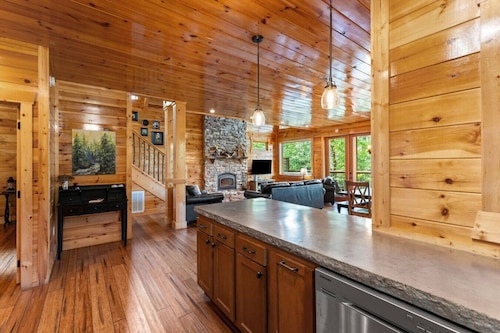 Hot Tub & WiFi - Sky Pointe - LUX cabin in RRG, KY