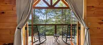 Sky Pointe- Luxury, Hot Tub, Firepit, WiFi, 10 mins from Natural Bridge