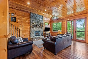 TV, fireplace - Hot Tub & WiFi - Sky Pointe - LUX cabin in RRG, KY (Pine Ridge)