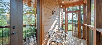 Hot Tub & WiFi - Sky Pointe - LUX cabin w/ views in Red River Gorge, Kentucky!