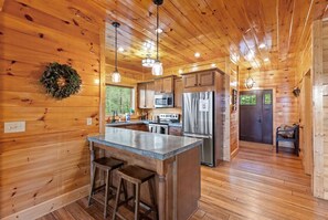Fridge, microwave, oven, stovetop - Hot Tub & WiFi - Sky Pointe - LUX cabin in RRG, KY (Pine Ridge)