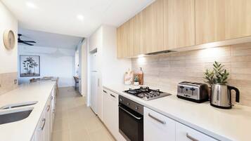 KĂŒhlschrank, Mikrowelle, Ofen, Herdplatte