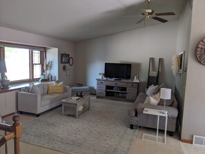 Living area - Charming 4 bedroom Bi-level level home (Oshkosh)