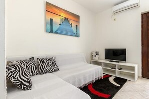 Apartment - Jurica - 300 m From sea - A2 Roko 2 1 (Split)