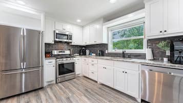 Køleskab, mikrobølgeovn, ovn, kogeplade