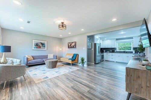 Downtown Bentonville 4 Bed - Biking/Walking Trails, Parks, Restaurants, WIFI 