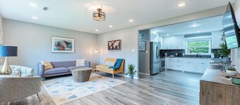 Downtown Bentonville 4 Bed - Biking/Walking Trails, Parks, Restaurants, WIFI 