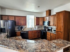 Private kitchen - Sedona Desert Jewel Remote Nomad or Hikers Paradise, Minutes from Everything! (Sedona)