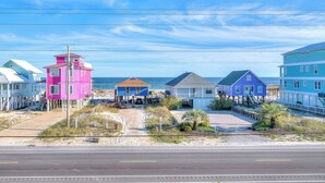 Uma estrada costeira com casas de praia coloridas.