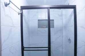 Hårtørrer, håndklæder, Sæbe, Toiletpapir