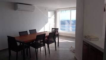 Panoramic Apartment, 4 Bedrooms, Non Smoking, Bay View | Living area