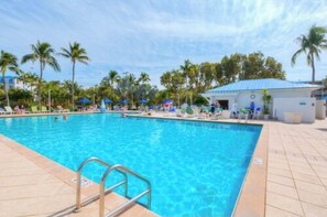 Una piscina al aire libre, una piscina climatizada