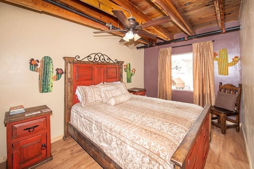 Queen Loft - 212 @ Alpine City Place | Hotel and Bar