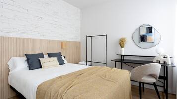 1 habitación, tabla de planchar con plancha, internet y ropa de cama