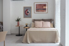 Iron/ironing board, travel crib, WiFi, bed sheets