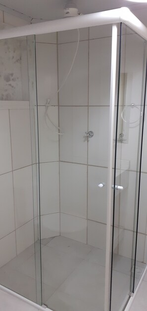 Habitación individual tradicional | Baño | Ducha, cabezal de ducha con hidromasaje, toallas y jabón