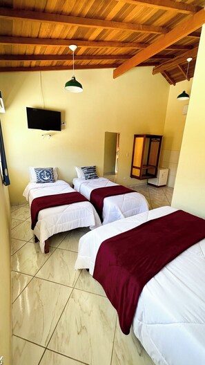 Traditional Quadruple Room | Free WiFi, bed sheets - Pousada Antares de Paraty (Paraty)