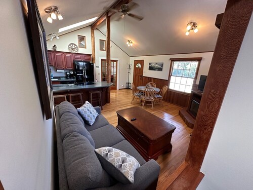 Wonderfully located near Bay Street and all the wonderful restaurants. Sauna!