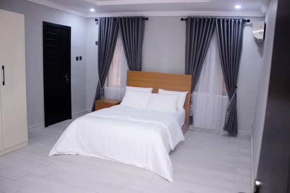 3 slaapkamers, een strijkplank/strijkijzer, wifi, beddengoed