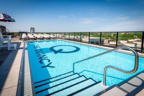 Luxury Apt with Pool and Free Parking