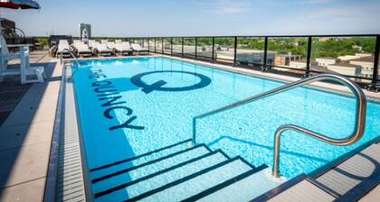 Luxury Apt with Pool and Free Parking