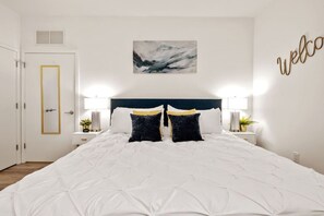 1 slaapkamer, een bureau, een strijkplank/strijkijzer, reisbedje
