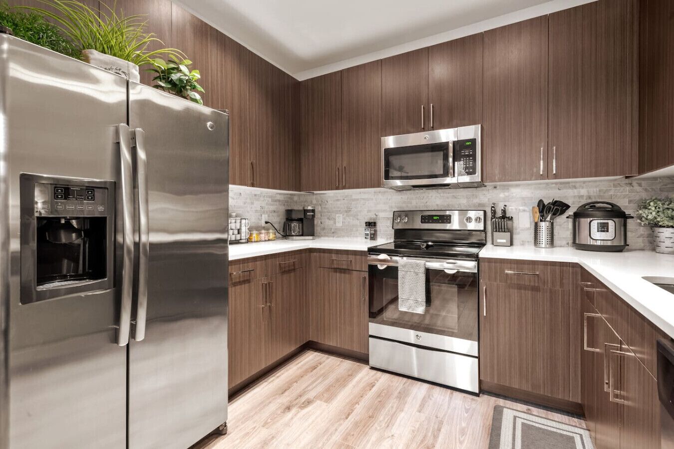 Refrigerador, microondas, horno, placa de cocina