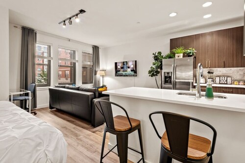 Luxury Apt with Pool and Free Parking