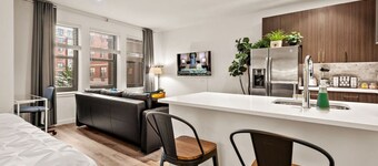 Luxury Apt with Pool and Free Parking