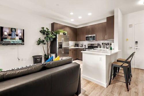 Luxury Apt with Pool and Free Parking