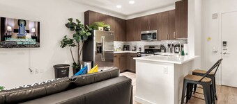 Luxury Apt with Pool and Free Parking