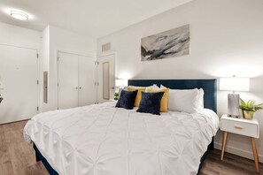 1 slaapkamer, een bureau, een strijkplank/strijkijzer, reisbedje