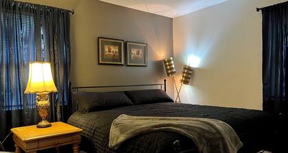 Convenient, curbside Duplex close to Cullman businesses and restaurants!