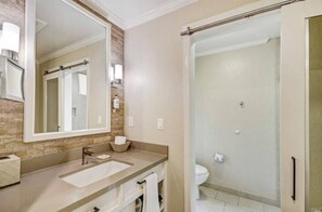 Haartrockner, Handtücher, Seife, Toilettenpapier