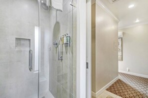 Hair dryer, towels, soap, toilet paper - Napa Valley Condo | Pool | 1Bd | 1Ba (Napa)