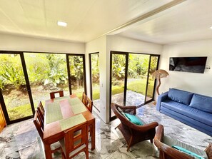 Deluxe Villa | Private kitchen | Full-size fridge, microwave, oven, stovetop - La Fortuna (La Fortuna)