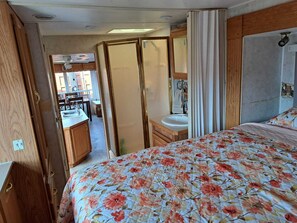 1 bedroom, iron/ironing board, WiFi, bed sheets - Sunset Trailer Park RV # 3 (El Sauzal)