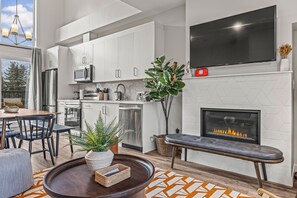 Fridge, microwave, oven, stovetop - K202 Canmore Beauty- A/C, Hot tub, Pool, Mtn view, Free parking, 3BR, Sleeps 8 (Canmore)