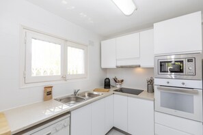 Micro-ondas, fogão, cafeteira/chaleira, torradeira