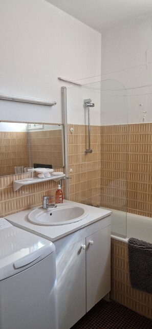 Towels, soap, shampoo, toilet paper