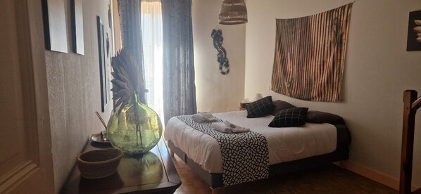 3 habitaciones, tabla de planchar con plancha, wifi y ropa de cama