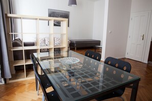 Dining - 2 Bed Flat - Sleeps 9 - Pets - Smoking on terrace (Praha)