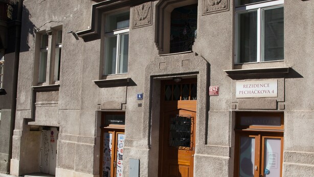 A building with a sign reading "RESIDENCE PECHACKOVA 4". - 2 Bed Flat - Sleeps 9 - Pets - Smoking on terrace (Praha)