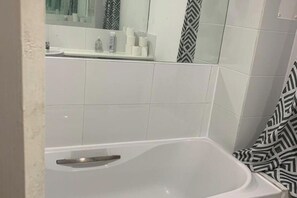 Dusch, hårtork och handdukar