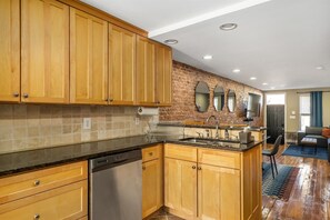 Interior - Charming Baltimore Townhome w/ Scenic Views (Baltimore)