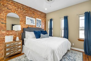 3 bedrooms, WiFi, bed sheets - Charming Baltimore Townhome w/ Scenic Views (Baltimore)
