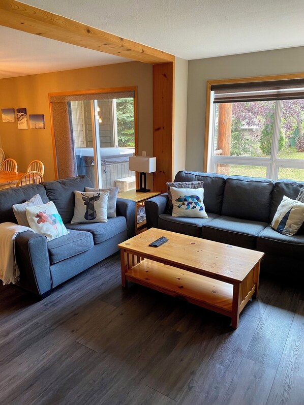 TV, fireplace - Fernie Ski-In Condo, 2 bed, 2 bath, with private hot tub and BBQ.  (Fernie)