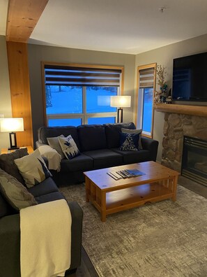 TV, fireplace - Fernie Ski-In Condo, 2 bed, 2 bath, with private hot tub and BBQ.  (Fernie)