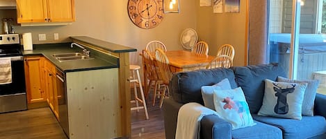 Een televisie en een open haard