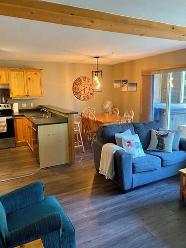 Fernie Ski-In Condo, 2 bed, 2 bath, with private hot tub and BBQ. 